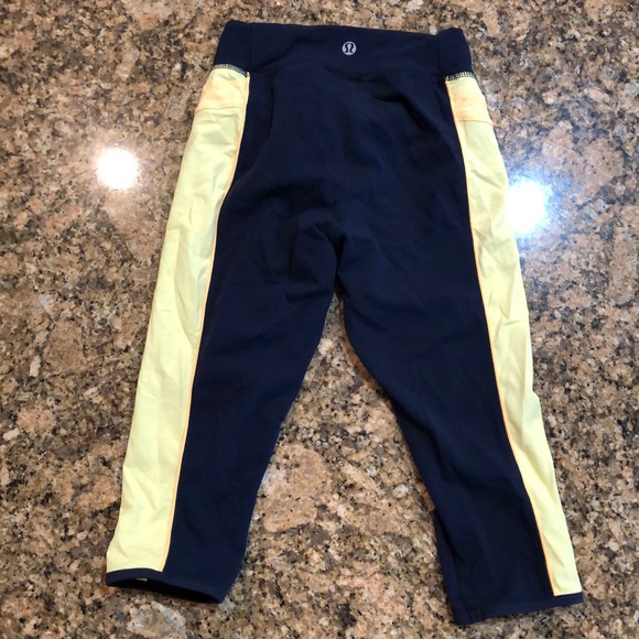 Lululemon heat it up crop size 4 - Picture 2 of 8